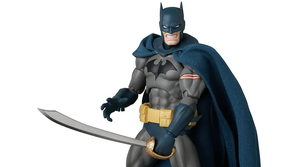 review of MAFEX Batman HUSH Battle-Damaged figure